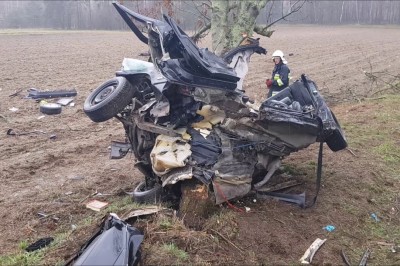 Owinął swoje BMW na drzewie i niemal wyszedł bez szwanku. Skutki wyścigu na prostej