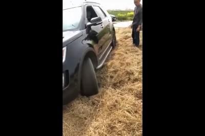 Wjechał SUVem w siano. Po kilku minutach musiał dzwonić po strażaków