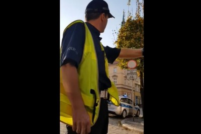 Policjanci z Brzeska kontra „nękany” typ z telefonem. Skończyło się cwaniakowanie