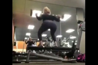 Popisowe przysiady dziewczyny na siłowni. Będzie miała niezłą pamiątkę