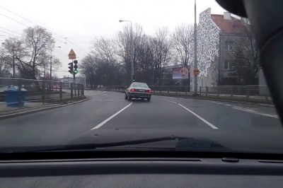 Seba roztrzaskał Audi 80, bo nie ogarnął mocy. Tak się skończyła popisowa jazda na łuku
