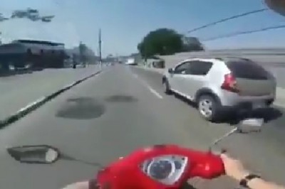 Zawsze patrz przed siebie. Gość na skuterze, który na chwilę się zagapił