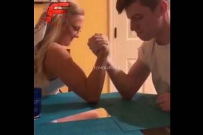 Z blondyną czasami lepiej nie siłować się na rękę. Ten gość szybko pożałował