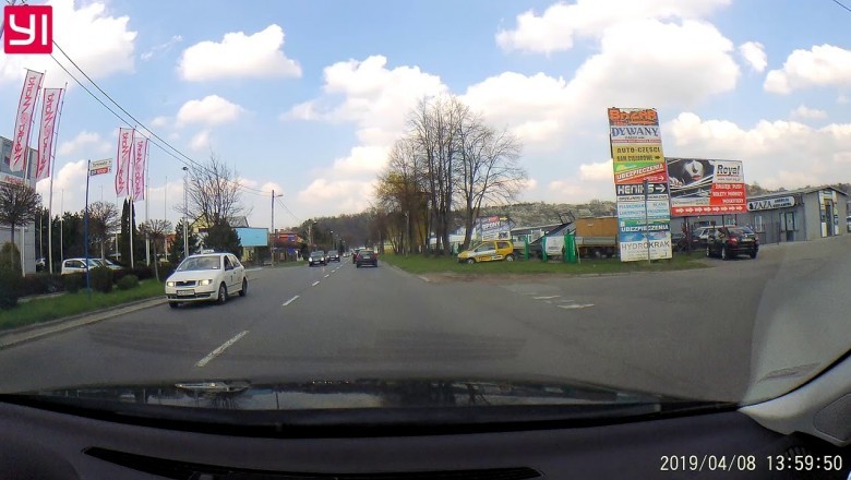 Rowerzysta i jego wyprzedzanie na skrzyżowaniu. Tak to się często kończy