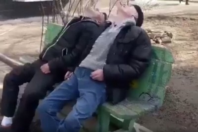 Seba z Matim postanowili odpocząć na ławce pod blokiem. Dopadło ich zmęczenie 