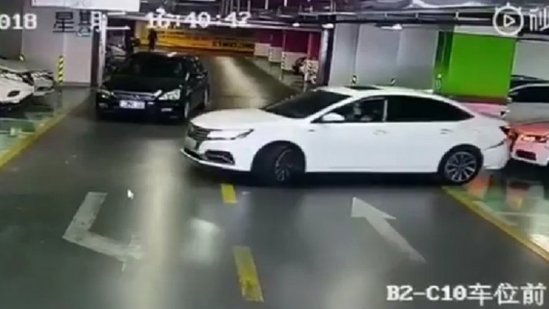 Kiedy kobieta nie ufa czujnikom parkowania, to nie może się to raczej dobrze skończyć