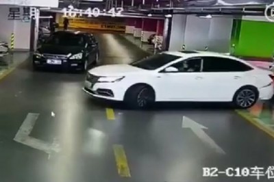 Kiedy kobieta nie ufa czujnikom parkowania, to nie może się to raczej dobrze skończyć