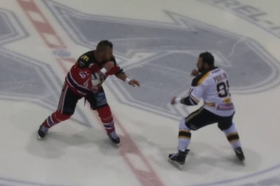 Nawet sędziemu się oberwało. Czyli dlaczego lepiej nie wchodzić między dwóch hokeistów