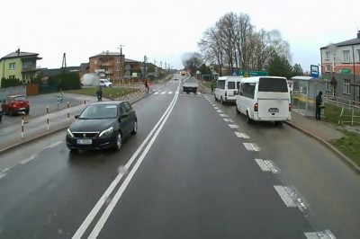 Tak się kończy patrzenie w telefon podczas przechodzenia przez pasy - Olbięcin