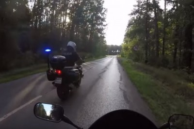 Policjant kontra cwaniak na motocyklu ze schowaną tablicą rejestracyjną