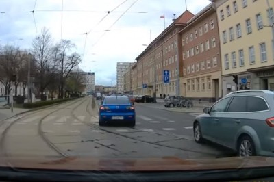 Gdy kobieta twierdzi, że ma pierwszeństwo. Popis głupoty na drodze w Szczecinie