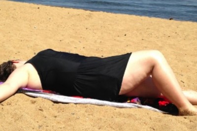 Syn w tajemnicy zrobił zdjęcie mamy na plaży. Kiedy zobaczyła tą fotografię chciała ją skasować