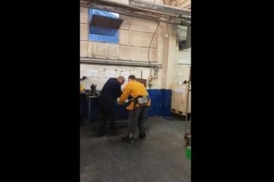 Edek, ja szlifuję Ty łap iskry. Pierwszy dzień świeżaka w nowej pracy