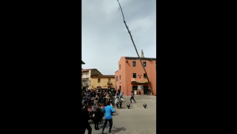 Edek daj mnie te piłę i patrz jak leci. Typ odwalił konkretny numer w centrum wioski