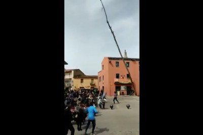 Edek daj mnie te piłę i patrz jak leci. Typ odwalił konkretny numer w centrum wioski 