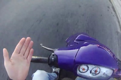 Skuter kontra 2 policyjne motocykle. Gość nagrał swoją akcję 