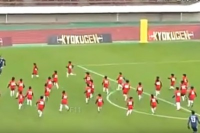 3 profesjonalnych piłkarzy kontra 100 dzieciaków. Mecz, który dostarczył wiele emocji