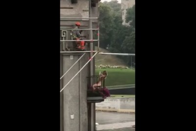 Chyba zapomniała się ubrać. Wyluzowana pani na balkonie kontra panowie budowlańcy
