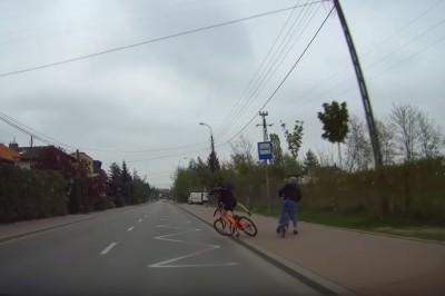 Centymetry od tragedii. Chłopak jadący rowerem o mały włos nie wpada pod jadące auto