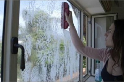 Zadzwoniła do kobiety sprzątającej mieszkania. Jak usłyszała cenę za umycie okna, rozłączyła się 