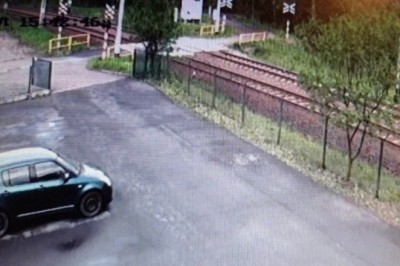 Wjechał wprost pod pociąg w Radlinie. Nagranie z przejazdu kolejowego