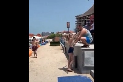 To jest dopiero podryw dziewczyny przy pomocy kumpla. Zaimponował jej 