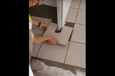 Prawdziwy fachowiec w akcji. Gość i jego perfekcyjne docinanie płytek bez użycia miarki