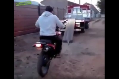 Mati mistrz parkowania motocykli na lawecie. Nie ma lepszego we wsi 