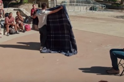 Uliczny magik przekonał mężczyznę, że jest on niewidzialny. Mistrzowski pokaz