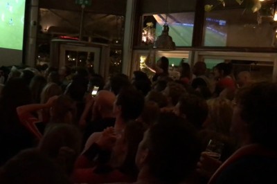 Kibice Ajaxu odliczający w PUBie koniec meczu. Tak to przeżywali