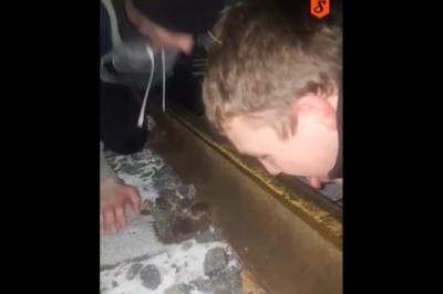 Przyłożyli języki do szyny. Chłopaki chcieli sprawdzić scenę z filmu „Głupi i Głupszy”