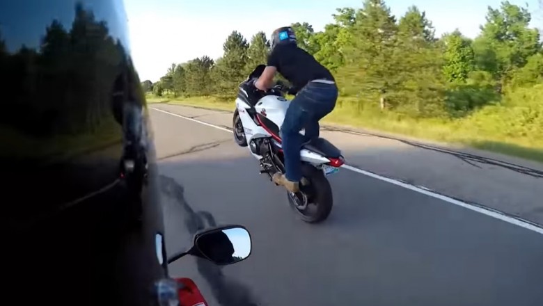 Chciał być kozak, więc nie założył ochraniaczy na motocykl. Szybko tego pożałował