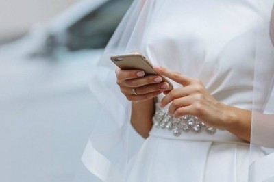 Przed ołtarzem nie odczytała przysięgi ślubnej, a smsy narzeczonego. Nie pobrali się