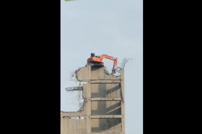 Janusz bierz mnie koparkę i do wieczora tego budynku ma nie być