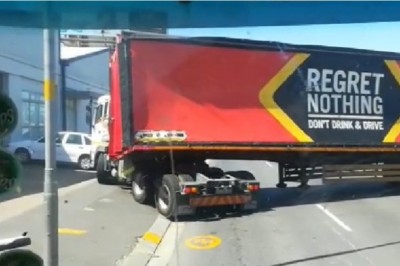 Zdolny kierowca TIRa kontra cała naczepa browara. To nie był jego dzień