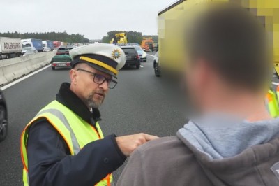 Wkurzonemu policjantowi puściły nerwy na autostradzie, zaczął krzyczeć na gapiów