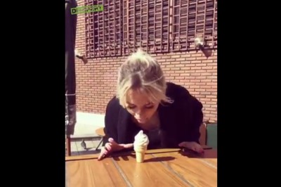 Blond dziewczyna i jej sposób na jedzenie loda w wafelku