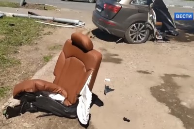 Nowe Q7 rozerwane na pół podczas zderzenia z lampą uliczną przy 200 km/h