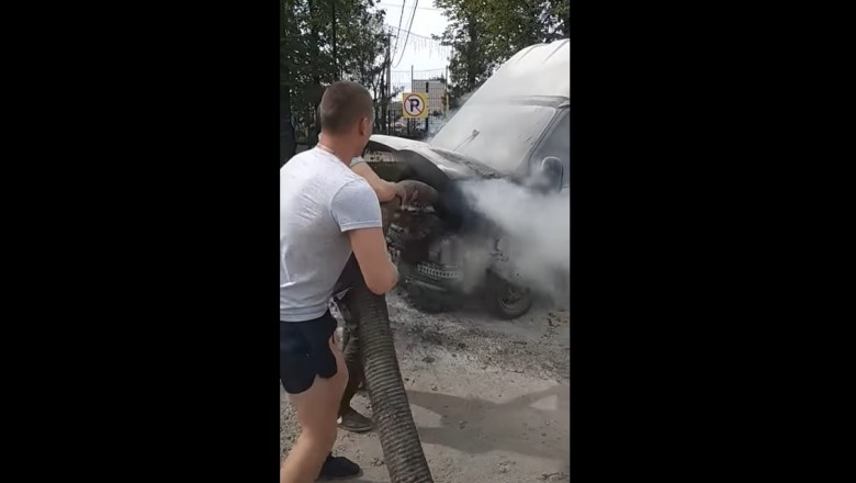 Dawaj mnie Tadek tego węża ja to zaraz ugaszę. Mistrzowie w gaszeniu płonącego auta