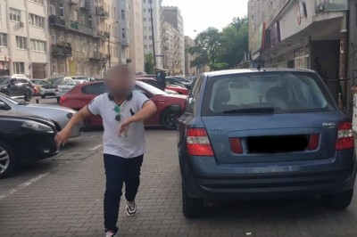 Agresywny ziomek w aucie kontra przechodzeń. Typowi puściły nerwy