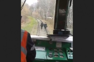 Maszyniści straszą dziewczyny na torach. W majtkach musiały mieć pełno