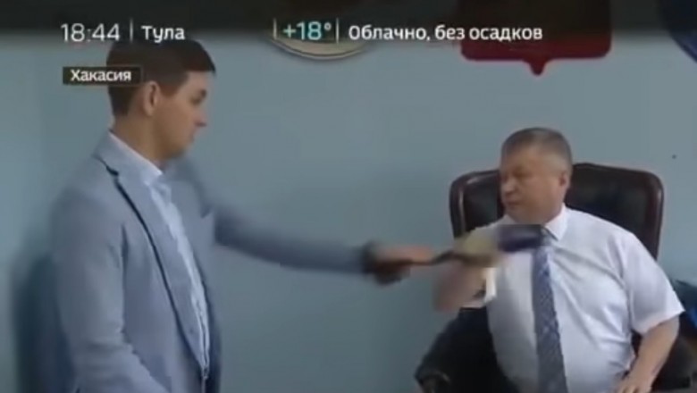 Urzędnik rzucił się z łapami na reportera podczas kręcenia programu
