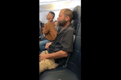 Ziomek kompletnie odleciał. Zapomniał, że jest w samolocie i postanowił się wyluzować