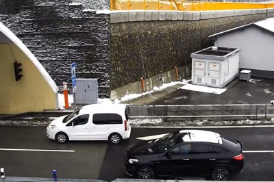 Kierowca i jego akcja w tunelu. Za coś takiego powinni zabierać prawko na długie lata