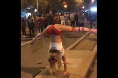 Bardzo gibka dziewczyna pokazuje swoje umiejętności na chodniku