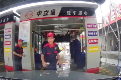 Przyjechał typ Mercedesem do myjni i się zdziwił. Pechowy pracownik w akcji 