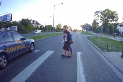 Popis dali nawet taksówkarze. Skandaliczne zachowanie na przejściu