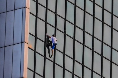 Gość i jego wspinaczka bez zabezpieczeń po ścianie Hotelu Marriott w Warszawie 