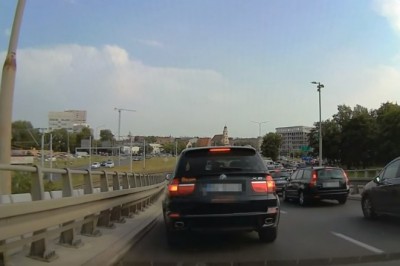 Taranowali auta we Wrocławiu, bo myśleli, że ściga ich policja. Mistrzowie w akcji