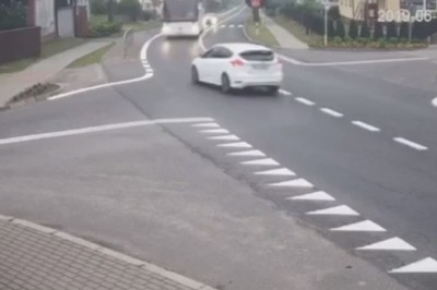 Wjechała autem wprost w autobus. Nagranie z monitoringu miejskiego w Warszkowie